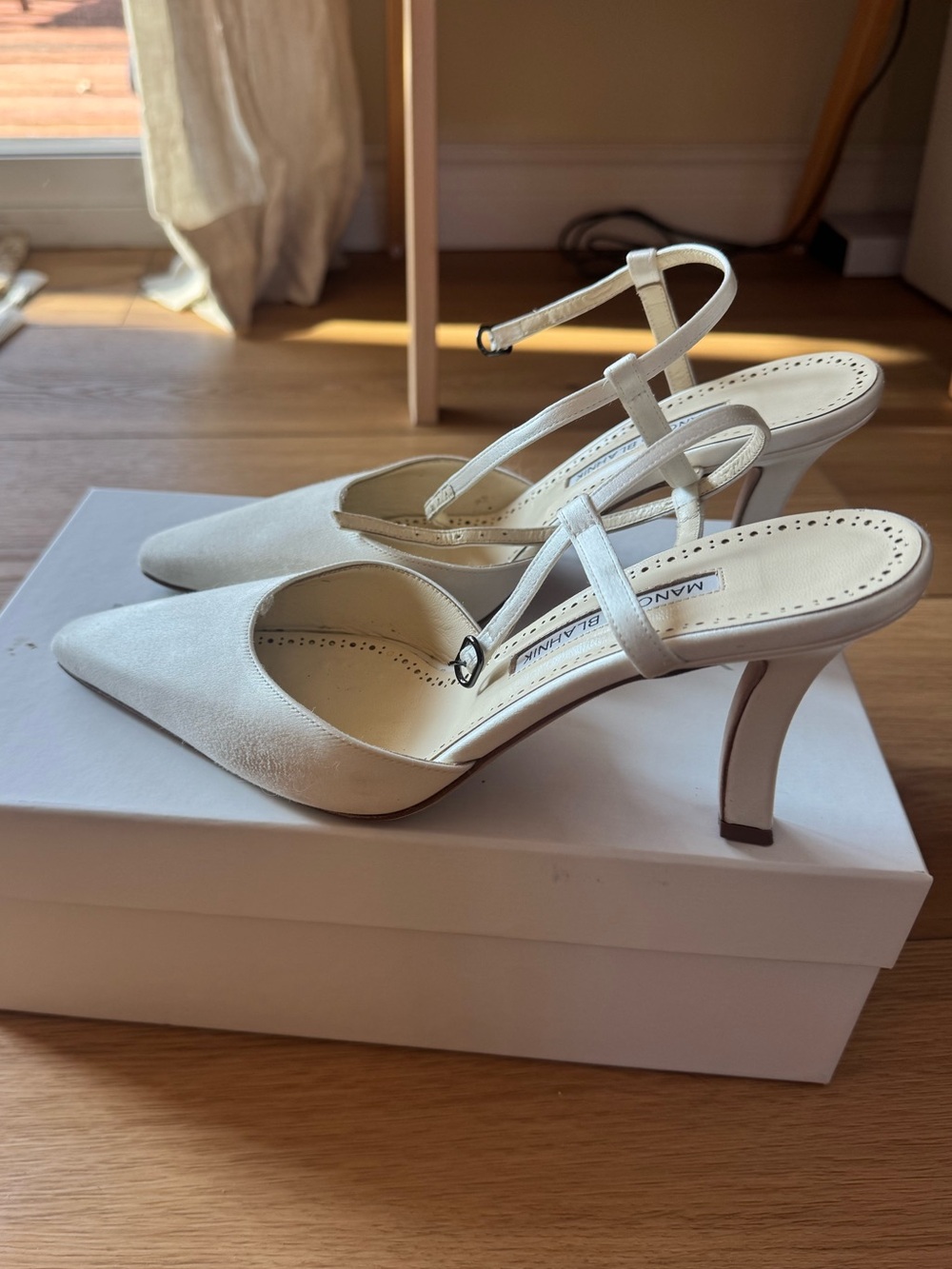 Manolo Blahnik Ivory Satin Heels (Size 37 1/2) - Picture 3 of 15